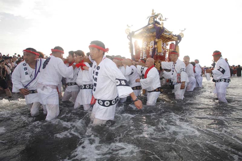 「どっこい、どっこい」茅ケ崎で暁の祭典「浜降祭」、39基の神輿が勇壮に