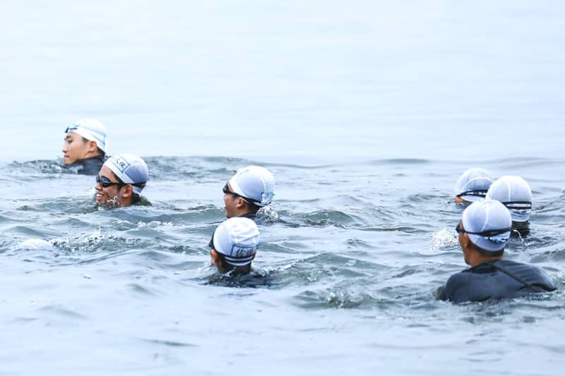 防衛大学校1年生が恒例の8キロ遠泳訓練　夏休み前、男女340人が泳ぎ切る