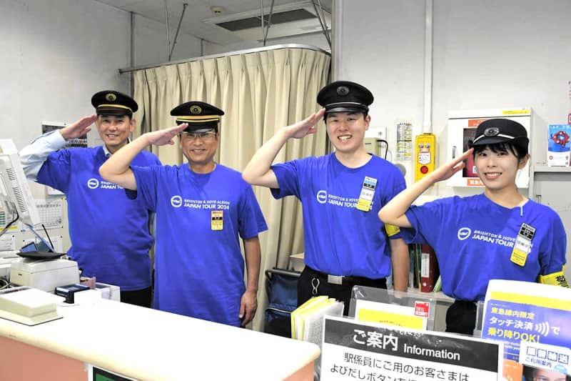 東急電鉄、駅員が三笘カラーでお出迎え　川崎出身、来日ツアーでスポンサー