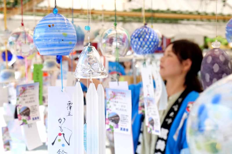 酷暑を涼やかに…川崎大師で恒例の「風鈴市」始まる　800種類が集合、24日まで