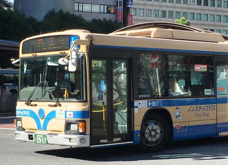 寝過ごし運行に遅れ、赤信号を無視…横浜市営バス運転手2人を懲戒処分