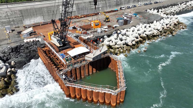 西湘海岸、砂浜再生へ国の護岸工事が本格化　1基目の潜水突堤が完成