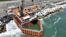 西湘海岸、砂浜再生へ国の護岸工事が本格化　1基目の潜水突堤が完成