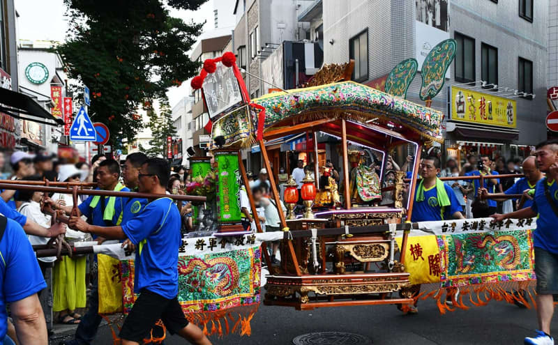 迫力ある獅子舞や竜舞に観客魅了　三国志の武将、関羽の人形乗せたみこし練り歩く　横浜中華街で「関帝誕」