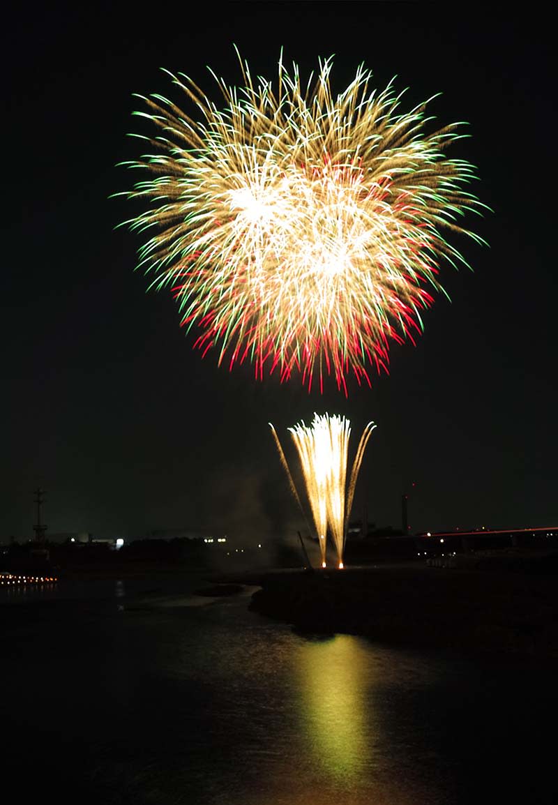 相模川、夏の夜空に大輪　「あつぎ鮎まつり大花火大会」1万発に歓声