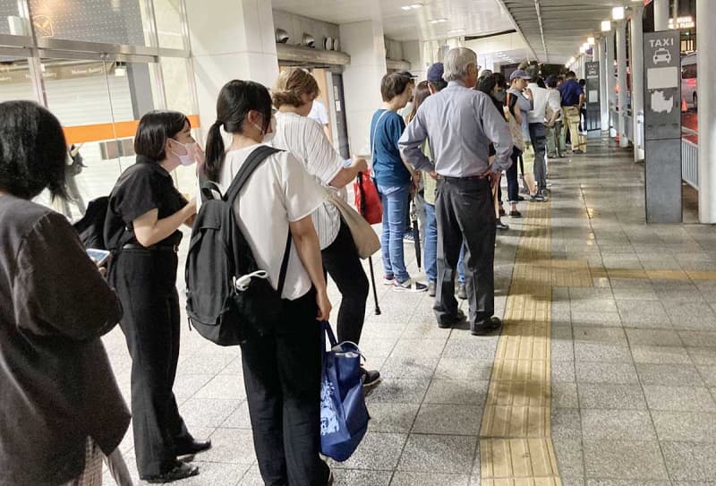 「早く帰りたい…」小田原駅前タクシー乗り場は長蛇の列　神奈川県内各地で衝撃と動揺「いきなりドーンと縦揺れ」