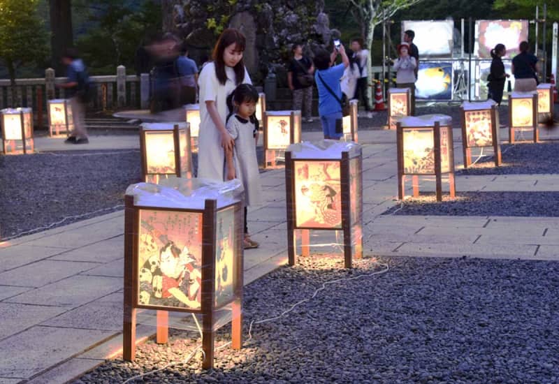 丹沢・大山、灯籠に照らされる幻想の夕べ　阿夫利神社下社から参道へ…14日まで「絵とうろうまつり」