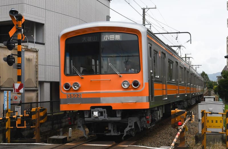 大雄山線の車体がオレンジ色に！　特別電車の運行始まる、小田原特産かんきつ類をイメージ