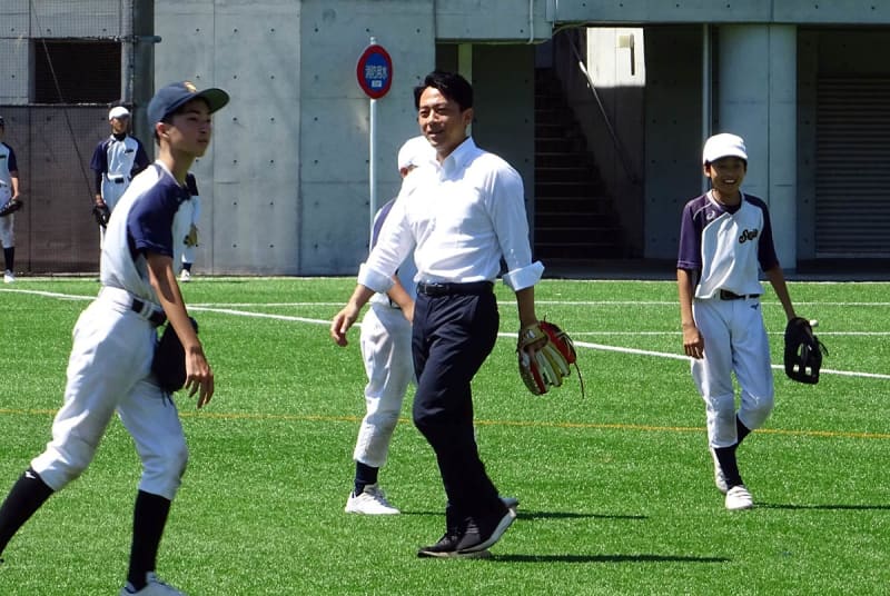 小泉進次郎氏、全国屈指の進学校で野球部員と汗　総裁選も「フルスイングで頑張る」