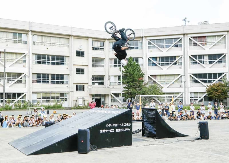 「すげぇ～」と大歓声！　BMX・大和選手、横須賀の母校でトリック披露　内藤選手も参加