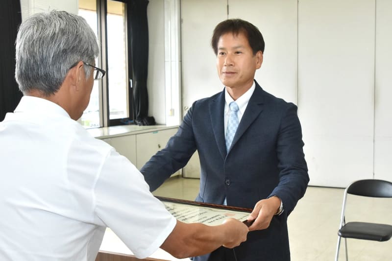 伊勢原市長選挙の当選証書付与　萩原鉄也氏「市民のニーズに応える」