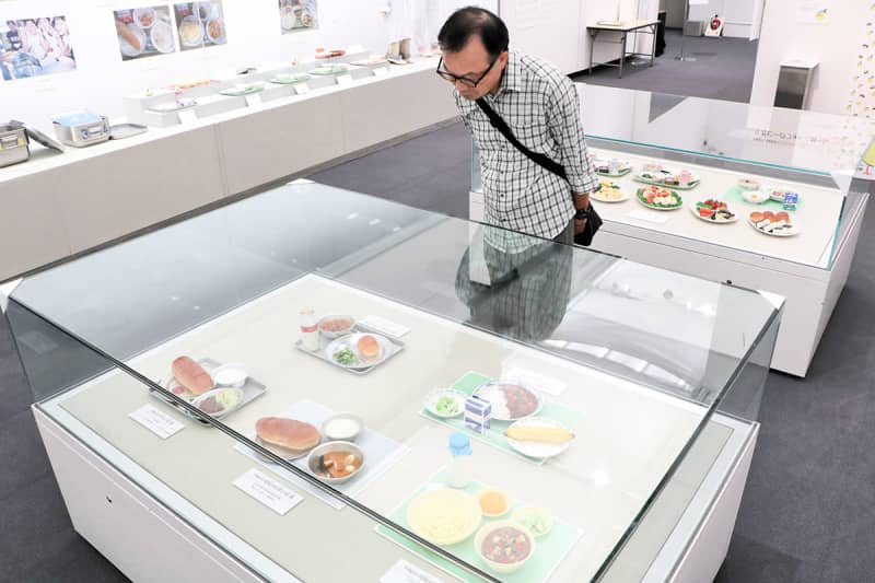 脱脂粉乳からミネストローネまで　学校給食の変遷紹介する企画展、懐かしの「アルマイト食器」も