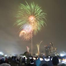 秋の夜空彩る1万6千発の大輪、多摩川で花火大会　川崎市制100年記念も