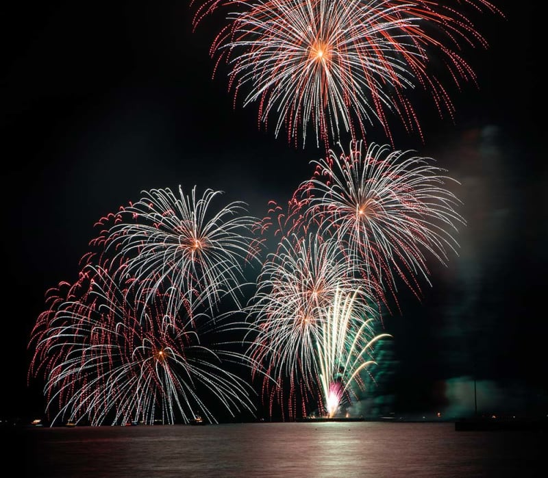 「エンタメ性あふれ感動した」三浦半島で最大級！秋空彩る1万発の花火、尺玉に盛大な拍手と歓声