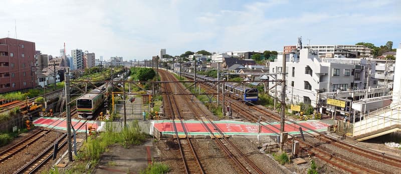 横浜・鶴見「開かずの踏切」で相次ぐ死亡事故　踏切廃止へ進まない合意形成