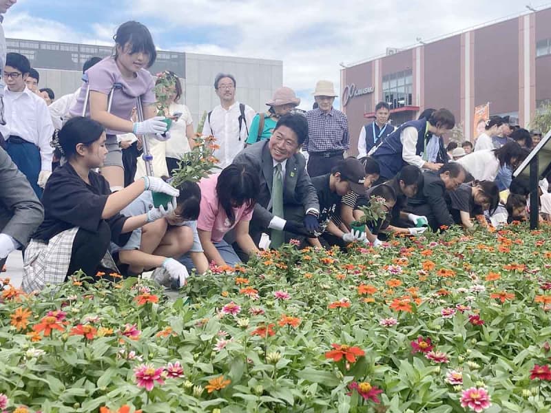 川崎で全国都市緑化フェアが開幕　富士見公園でセレモニー、花苗植える