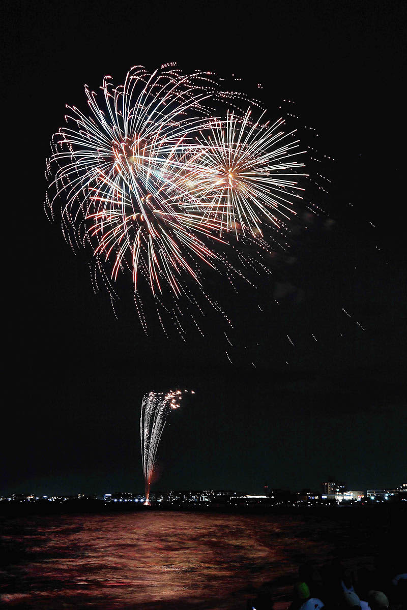 湘南の夜空に1800発！　ふじさわ江の島花火大会、若者や住民らでにぎわう