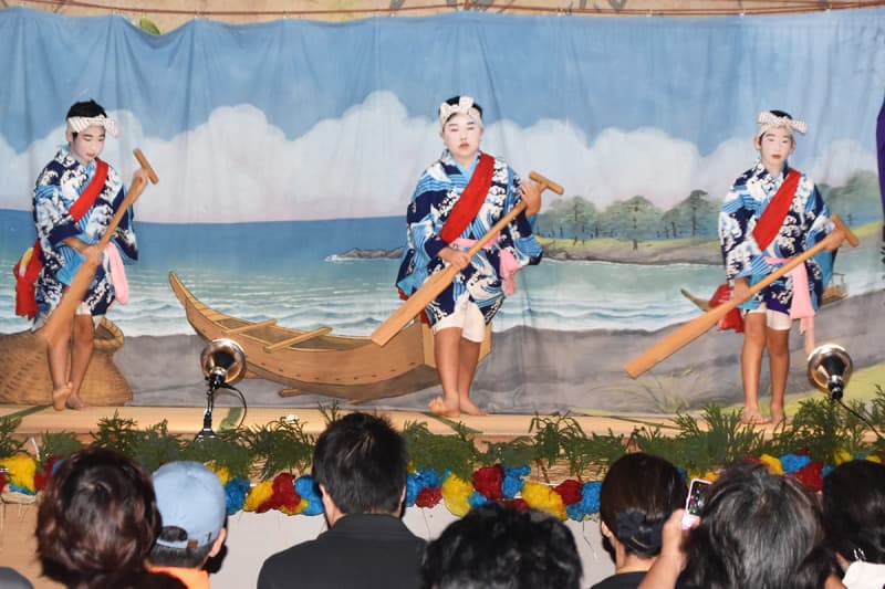 三浦で「菊名の飴屋踊り」　小中学生が息の合った演技、観客からおひねりも