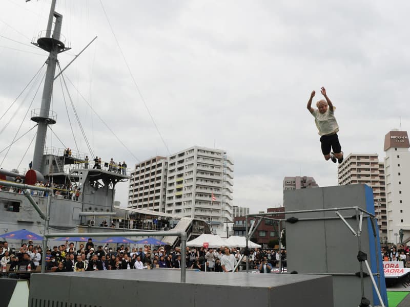 日本最高峰、障害物を飛び越えて宙返り…横須賀でパルクール大会