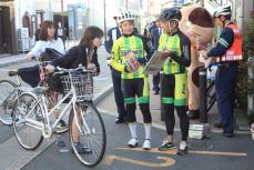 自転車「ながら運転」11月から厳罰化　神奈川県警、取り締まりと啓発推進