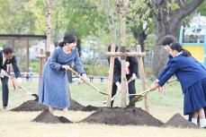 佳子さま、川崎の全国都市緑化祭で記念植樹　児童「話せてうれしかった」