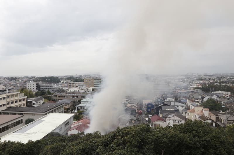 「家が燃えている」…藤沢で木造2階建て住宅が全焼　家族2人が軽傷