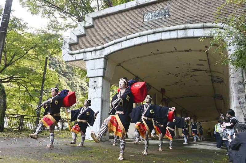 箱根大名行列、時代絵巻が勇壮に　「下にー、下にー」湯本の温泉街練り歩く