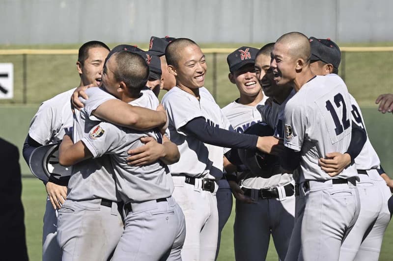 【高校野球秋季関東大会】横浜が17年ぶり4度目優勝　延長タイブレークの激闘で健大高崎を破る