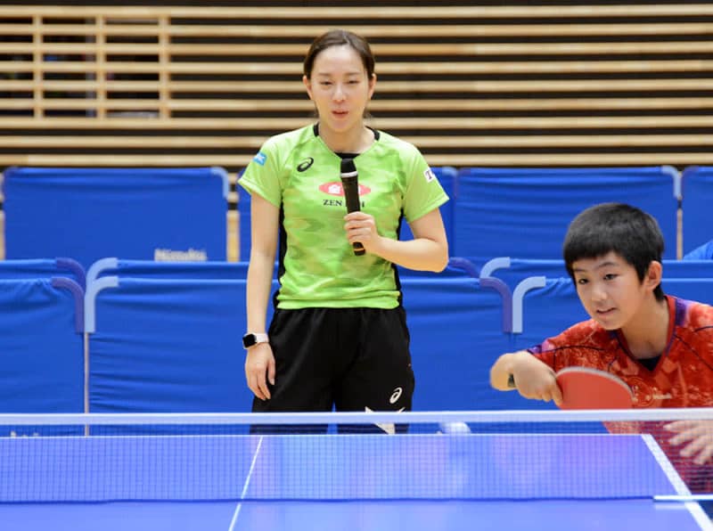 五輪メダリストの石川佳純さん、横浜で卓球教室　恩師・近藤欽司さんと息の合ったトークも