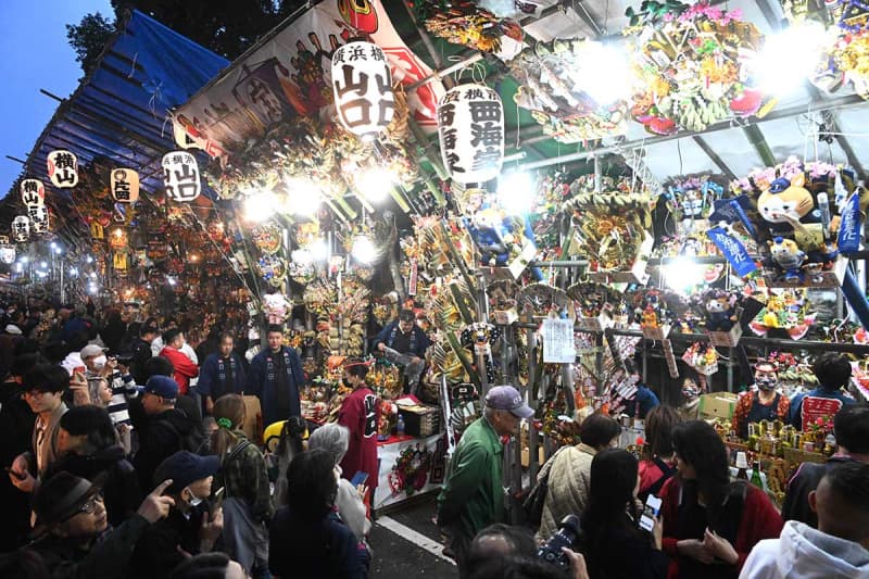 横浜・金刀比羅大鷲神社で恒例の「酉の市」　参拝客の熱気包まれ