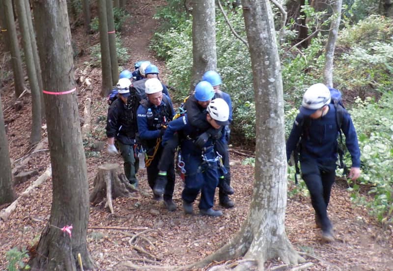 大山で遭難想定…紅葉シーズン前に対策訓練　伊勢原署「無理のない登山を」