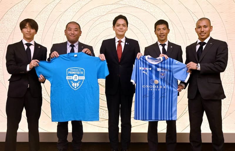 J1昇格の横浜FC、山中市長に報告　四方田監督「来年が勝負」