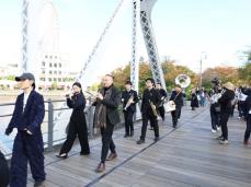 「ショッピングモールに落書きしたような達成感」　横浜・汽車道でパレード、「若き天才」本田祐也さんの楽曲奏で