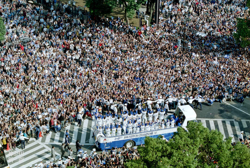 沿道に40万人ぎっしり、響く万歳コール　1998年当時の記事で振り返る横浜ベイスターズ優勝パレード