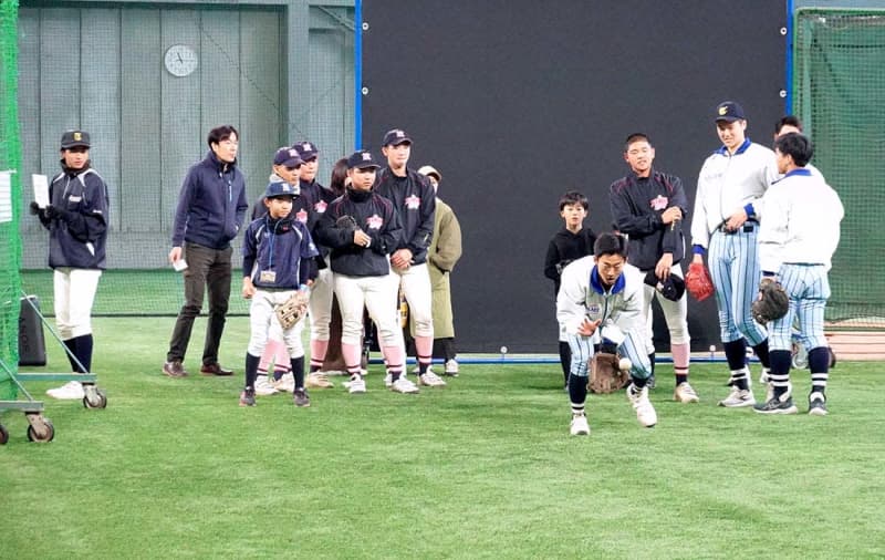 野球で遊ぼう！　日本ハムドラフト2位・藤田琉生ら高校生が子どもたちを指導