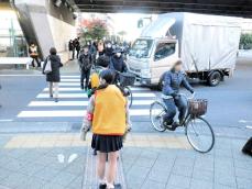 国道246の渋滞、横断歩道の左側通行で減らせる？厚木高生と市が実証実験