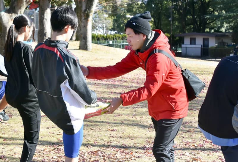 陸上・元日本記録保持者が学生指導　荒井七海さん、駅伝の秦野市チームにアドバイス