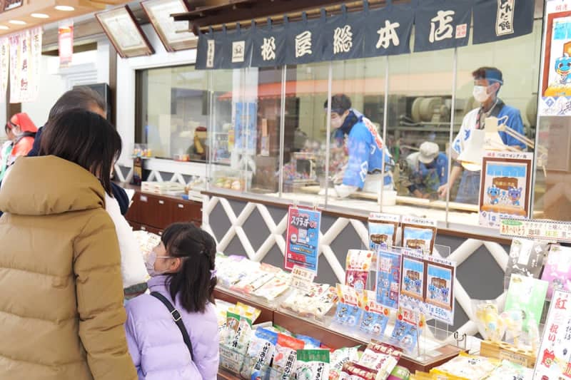 川崎大師の商店街が大にぎわい！響く飴切りの音、参拝者「来年も良い年に」