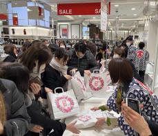 午前5時半から並ぶ人、人気福袋が数分で完売…横浜高島屋とそごう、初売りでにぎわう