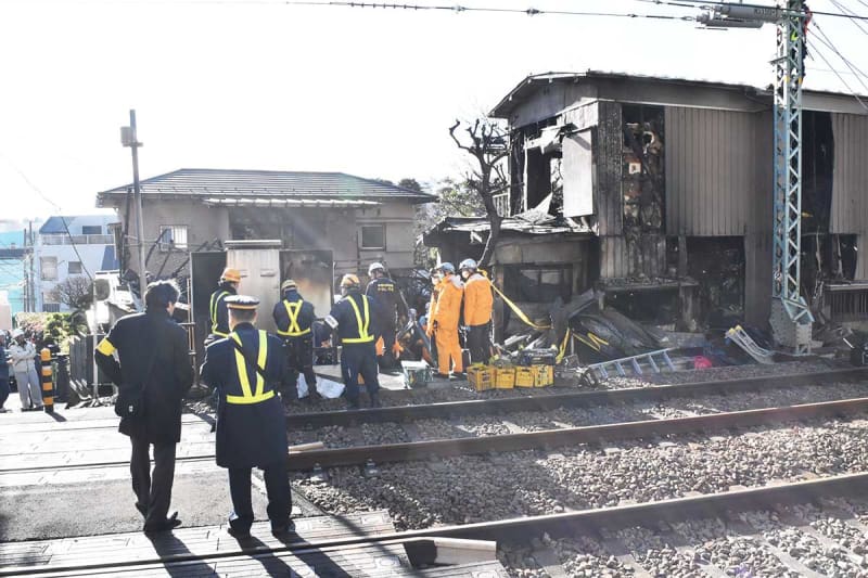 横浜・南区の京急線沿線で火事、11時間半運転見合わせ15万人影響　踏切警報機や架線の一部も焼く