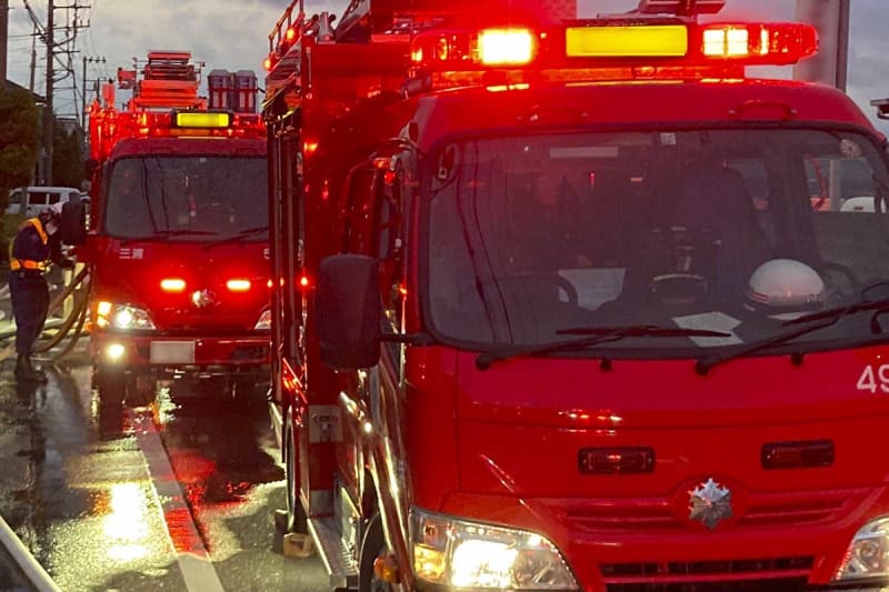 「煙が出ている」川崎市川崎区のアパートで火事　木造2階建て全焼、住人3人けが