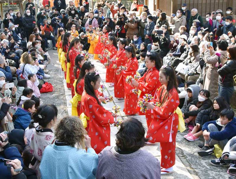 三浦で「チャッキラコ」奉納　19人の少女が可憐な踊りを6演目披露　家内安全や大漁の願い込め