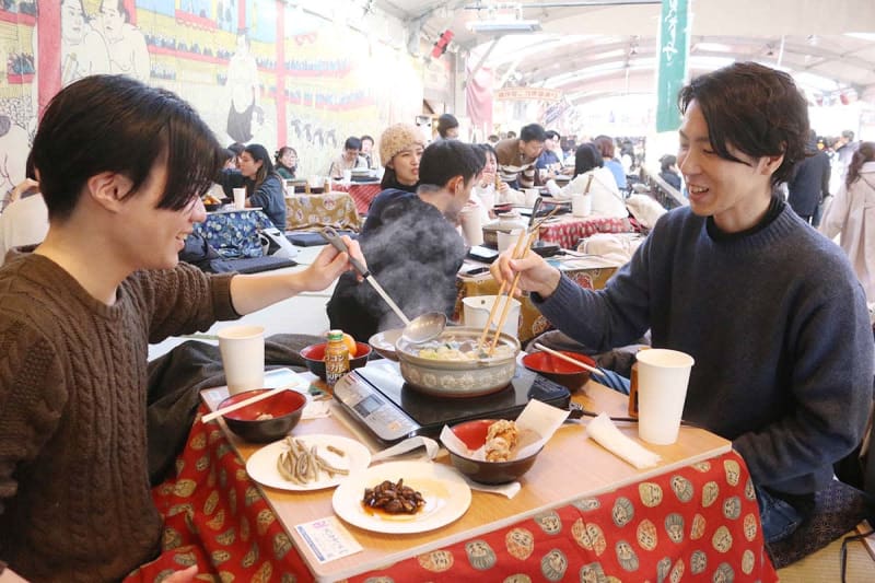 カニやきりたんぽで酒杯傾け…横浜・赤レンガでご当地鍋イベント　テーマは「昭和」、こたつでぬくぬく