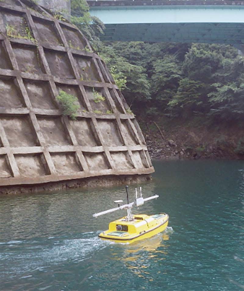 宮ケ瀬湖、無人ボートで人の立ち入り監視へ　自動航行の技術を開発中