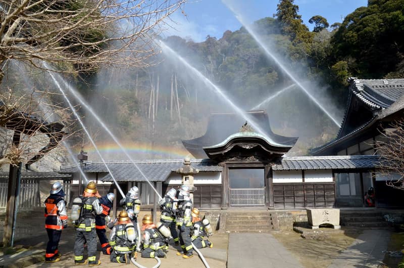 神奈川で建造物唯一の国宝、火災から守れ　鎌倉・円覚寺舎利殿で防災訓練