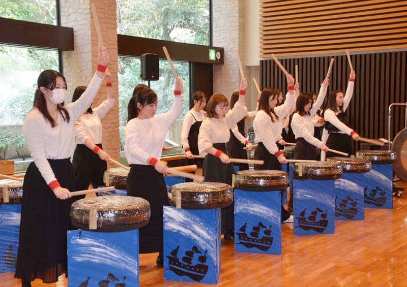 【東日本大震災】復興祈る「輪太鼓」、教職目指す鎌倉女子大の学生らが熱演　発祥となった被災中学元校長も講演