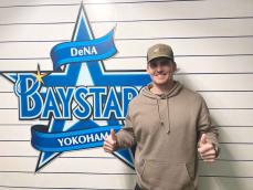 【DeNA】オースティンが来日　昨季、初の首位打者　「リーグ優勝、日本シリーズ連覇を目指す」