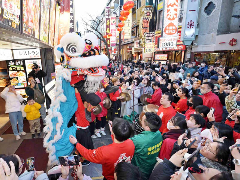 横浜中華街、鮮やかな獅子に歓声と拍手　春節迎え伝統行事「採青」