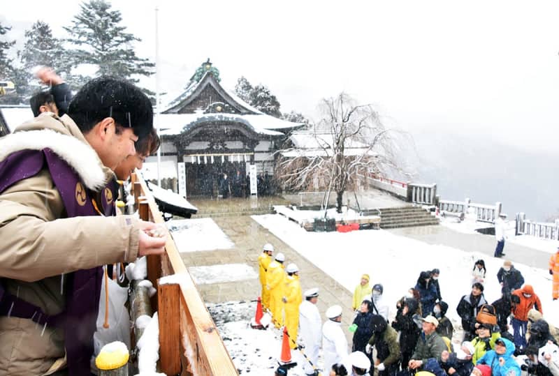 雪舞う中で「福は内！」　伊勢原・大山阿夫利神社下社で豆まき、雪かき追われる