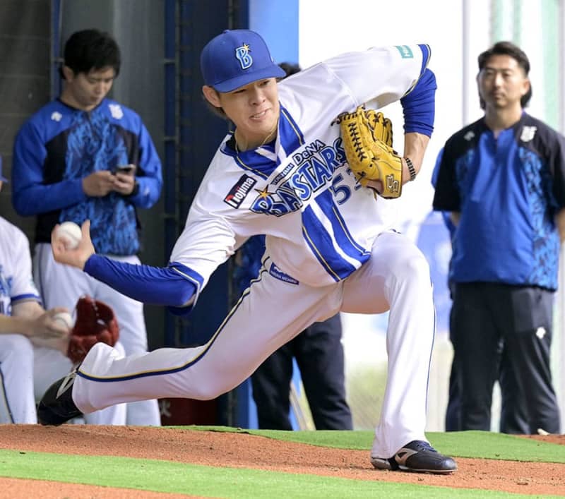 【春季キャンプ】　DeNA　中川颯らがブルペン入り　日本代表・井端監督も視察に